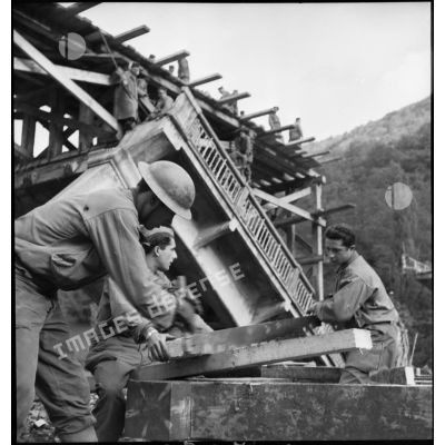 Sapeurs du Génie de la 1re Armée française reconstruisant le pont de Laissey, détruit par les armées allemandes en retraite.