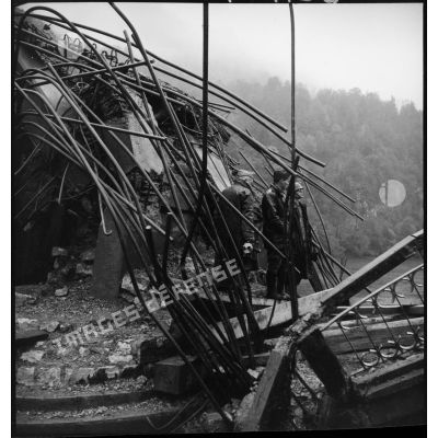 Vue du pont de Laissey sur le Doubs, détruit par les armées allemandes en retraite.