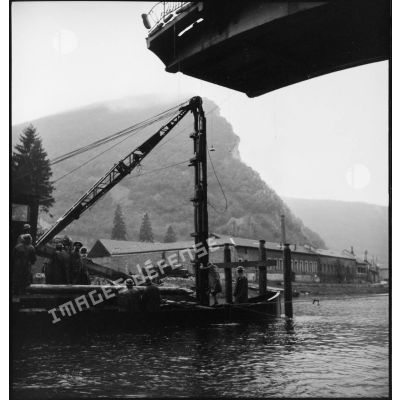 Grue servant aux travaux de reconstruction du pont de Laissey sur le Doubs détruit par les armées allemandes en retraite.