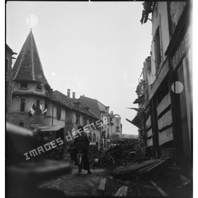 Rue Adrien Michaut à Baccarat après les combats de libération de la ville.