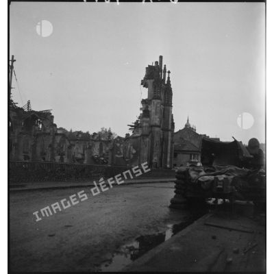 Ruines de l'église Saint-Rémi de Baccarat après les combats de libération de la ville, menés les 31 octobre et 1er novembre 1944 par le sous-groupement Rouvillois de la 2e DB (division blindée).