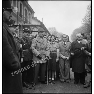 Le général Leclerc, commandant la 2e DB (division blindée), entouré d'autorités locales et de résistants dont Marcelle Cuny qui se tient à sa gauche, à Baccarat.
