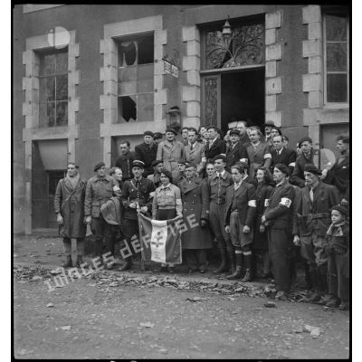 Photographie de groupe des autorités locales de Baccarat, de résistants locaux dont Marcelle Cuny, et du commandant Rouvillois à la tête du sous-groupement Rouvillois.