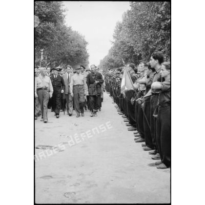 Revue des troupes par le général de Lattre de Tassigny lors de la célébration de la libération de Montpellier le 2 septembre 1944.