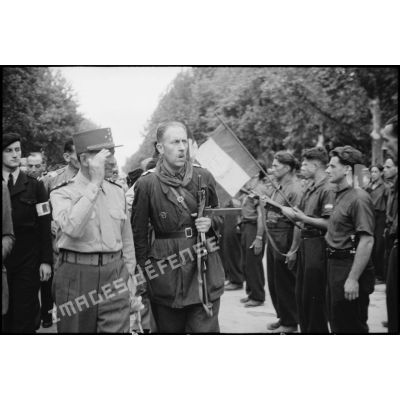Revue des troupes par le général de Lattre de Tassigny lors de la célébration de la libération de Montpellier le 2 septembre 1944.