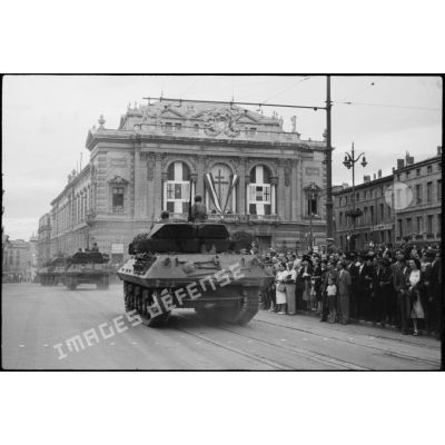 Chars légers Tank Destroyer TD M 10 du 2e RD passant devant l'opéra de Montpellier.