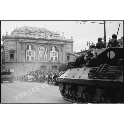 Chars légers Tank Destroyer TD M 10 du 2e RD passant devant l'opéra de Montpellier.