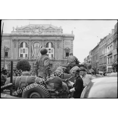 Une jeep de reconnaissance et une automitrailleuse M 8 de la 1re DB (division blindée) devant l'opéra de Montpellier lors du défilé célébrant la libération de la ville le 2 septembre 1944.