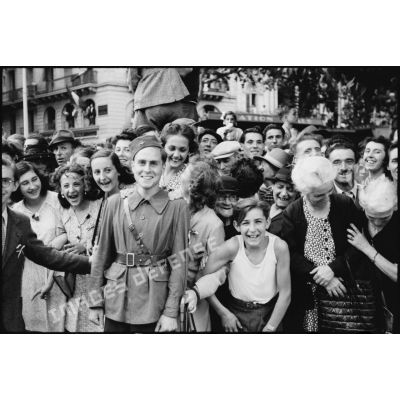 Le 2 septembre 1944, lors du défilé célébrant la libération de Montpellier, des résistants FFI (Forces françaises de l'intérieur) doivent contenir la foule en liesse.