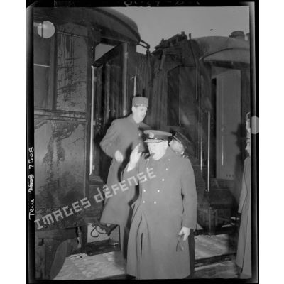Arrivée du général de Gaulle et de Winston Churchill en gare de Besançon, venus rendre une visite à la 1re Armée sur le front du Doubs.