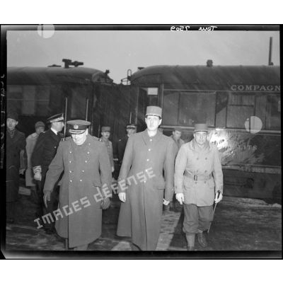 Winston Churchill et le général de Gaulle accueillis par le général de Lattre de Tassigny en gare de Besançon.