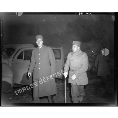 Le général de Gaulle et le général de Lattre de Tassigny à leur arrivée au camp du Valdahon dans le Doubs.