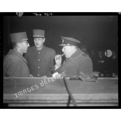 Conversation entre le général de Gaulle, Winston Churchill et un officier au mess du camp du Valdahon.