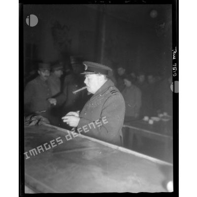 Le Premier ministre anglais Sir Winston Churchill dans le mess du camp du Valdahon.