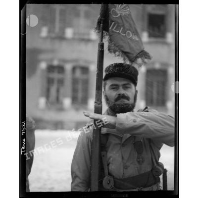 Un fanion de la 13e DBLE et sa garde d'honneur au camp du Valdahon.