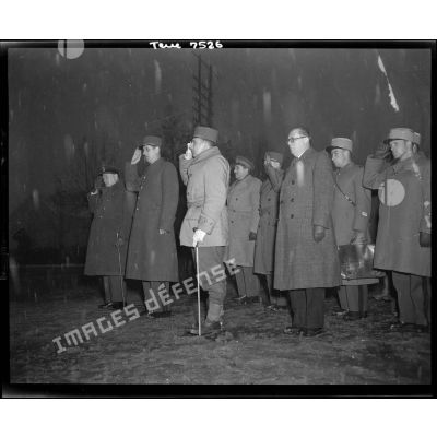 Winston Churchill, le général de Gaulle, le général de Lattre de Tassigny et André Diethelm rendent les honneurs pendant l'exécution des hymnes nationaux à leur arrivée au camp du Valdahon dans le Doubs.