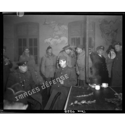 Le général de Gaulle et Winston Churchill, venus rendre visite aux troupes de la 1re Armée française sur le front du Doubs, s'entretiennent dans le mess du camp du Valdahon.
