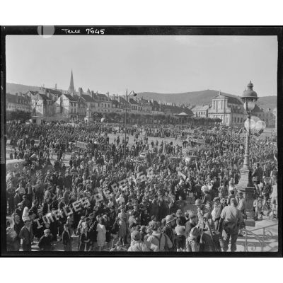 La foule massée devant l'hôtel de ville à Autun lors de la libération de la ville.