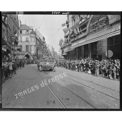 Les troupes défilent dans Dijon libérée.