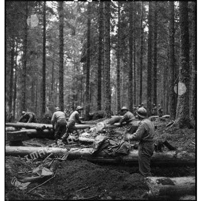 Des soldats de la 3e DIA dans la forêt vosgienne au moment de l'offensive lancée le 3 novembre 1944 vers Rochesson.