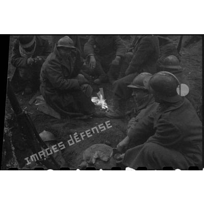 Soldats de la 3e DIA au repos après une patrouille dans la forêt vosgienne avant l'offensive lancée le 3 novembre 1944 vers Rochesson.
