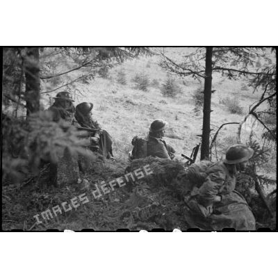 Goumiers du 2e GTM, armés de pistolets-mitrailleurs Thompson M1A1, à leur poste de guet dans la forêt vosgienne lors de la progression de la 3e DIA vers Rochesson entre le 3 et le 5 novembre 1944.
