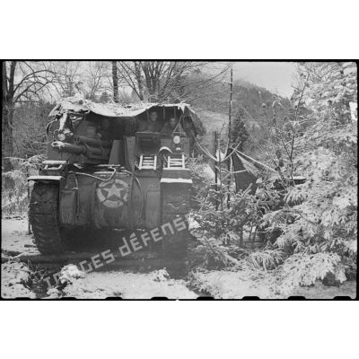 Equipage d'canon automoteur Howitzer Motor Carriage M7 dans la forêt vosgienne lors de la progression de la 3e DIA (division d'infanterie algérienne) vers Rochesson entre le 3 et le 5 novembre 1944.