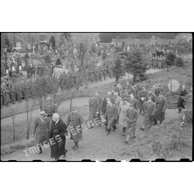 Officiers participant à la cérémonie du 11 Novembre 1944 à Remiremont.