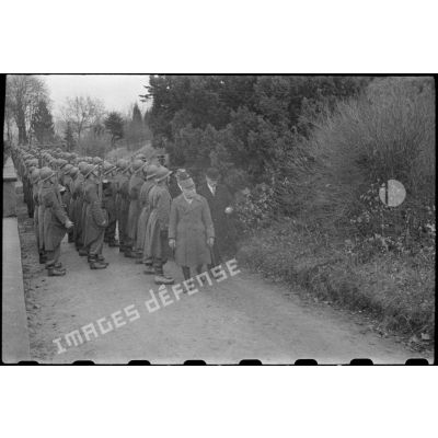 Arrivée des personnalités civiles et militaires lors de la cérémonie du 11 Novembre 1944 à Remiremont.