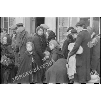 Distribution de repas et de boissons aux réfugiés de La Bresse, du Thillot et de Gérardmer au moment d'une contre-attaque allemande massive le 5 novembre 1944.