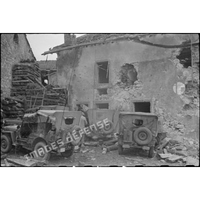 Des jeeps de l'état-major du 4e RTT (régiment de tirailleurs tunisiens) abritées derrière une ferme à Menaurupt 5 novembre 1944.<br>