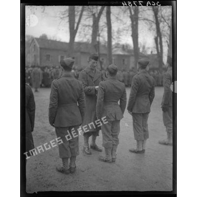 Remise de décoration aux hommes de la 1re DB par le général Touzet du Vigier.