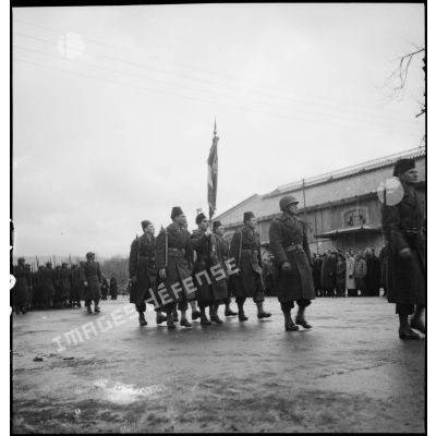 Défilé de la garde au drapeau du 2e Bataillon de zouaves (de la 1re Demi-brigade de zouaves) à Vesoul.