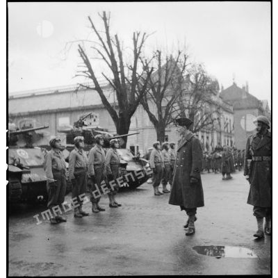 Rervue des troupes de la 1re DB par le général Touzet du Vigier.