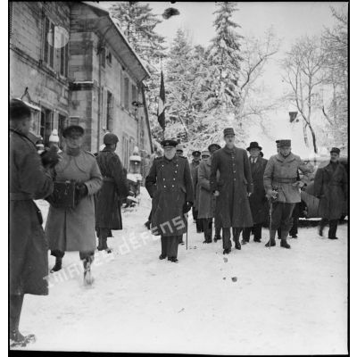 Winston Churchill, premier ministre de Grande-Bretagne, et le général de Gaulle, rendent visite à la 1re armée au poste de commandement de la 9e division d'infanterie coloniale (DIC) installé au château de Montalembert à Maîche (Doubs).