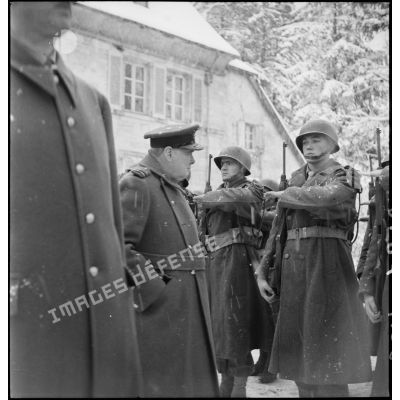 Winston Churchill, premier ministre de Grande-Bretagne, et le général de Gaulle, rendent visite à la 1re armée au PC de la 9e DIC (division d'infanterie coloniale) installé au château de Montalembert à Maîche (Doubs).
