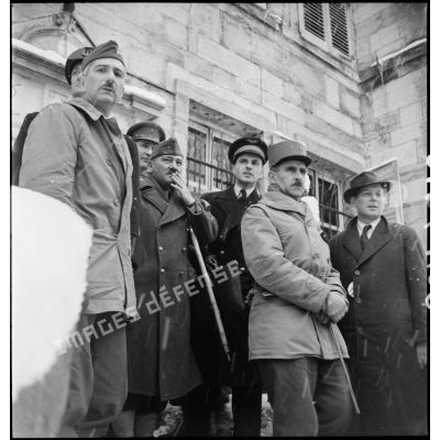 Vue en contre-plongée des quelques-unes des autorités civiles et militaires françaises et britanniques venues rendre visite à la 1re Armée au PC de la 9e DIC (division d'infanterie coloniale) installé au château de Montalembert à Maîche (Doubs).