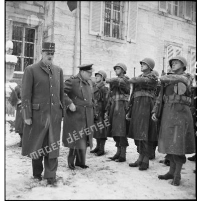 Winston Churchill, premier ministre de Grande-Bretagne, et le général de Gaulle lors de leur visite à la 1re Armée au PC de la 9e DIC (division d'infanterie coloniale) installé au château de Montalembert à Maîche (Doubs).