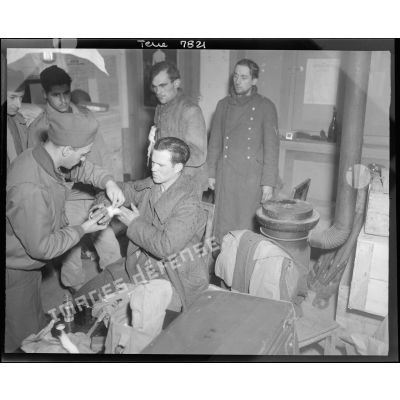Un prisonnier allemand se fait soigner par un infirmier français.