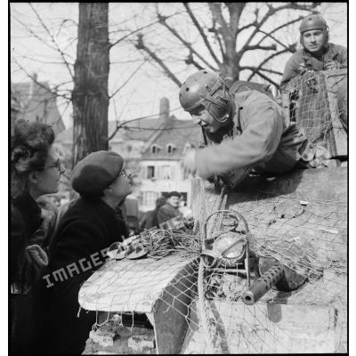 Retrouvailles entre les soldats et leurs familles pendant la campagne de libération de l'Alsace.<br>