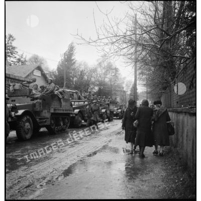 Entrée des troupes libératrices de la 1re Armée française dans une commune de Haute-Saône.