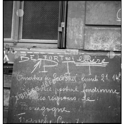Une pancarte des PTT, photographiée à la mairie de Belfort, témoigne de la libération de la ville les 20 et 21 novembre 1944 et du rétablissement du service postal.