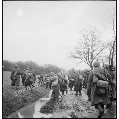 Montée en ligne de tirailleurs du 4e RTM pour la libération de Belfort à Genéchier (hameau de Chagey, sortie du hameau en direction de Châlonvillars).