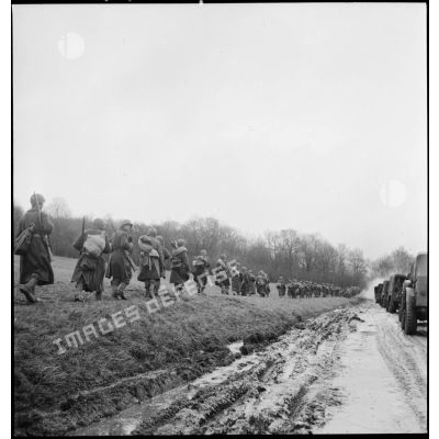 Montée en ligne de tirailleurs du 4e RTM pour la libération de Belfort à Genéchier (hameau de Chagey, sortie du hameau en direction de Châlonvillars).