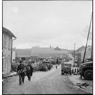 Rue de Châlonvillars-Mandrevillars traversé par le 4e RTM (régiment de tirailleurs marocains).