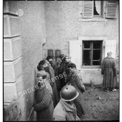 Prisonniers allemands parmi les 50 faits lors de la prise de Châlonvillars-Mandrevillars le 19 novembre 1944.