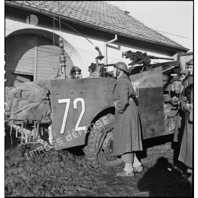 Equipage radio du 3e RSM (régiment de spahis marocains) à bord d'un scout-car M3A1 patrouillant dans le secteur de Villargent.