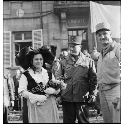 Le général Béthouart lors de la célébration de la libération de Montbéliard le 17 novembre 1944.
