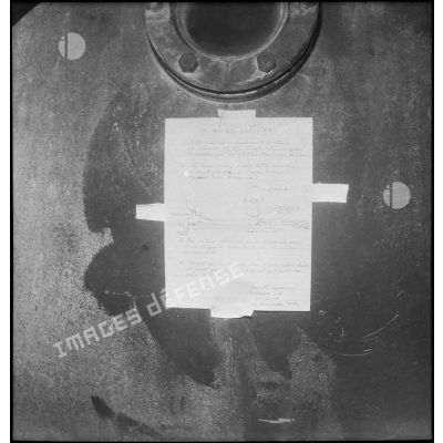 Ecriteau accroché à l'un des réservoirs installés par les Allemands dans la champignonnière de Vaas et rédigé par un capitaine de l'armée américaine le 15 novembre, précisant les recommandations d'usage et d'entretien.