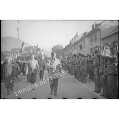 A son arrivée à Albertville, à l'occasion de la visite du général de Gaulle, le général de Lattre de Tassigny passe en revue les troupes.